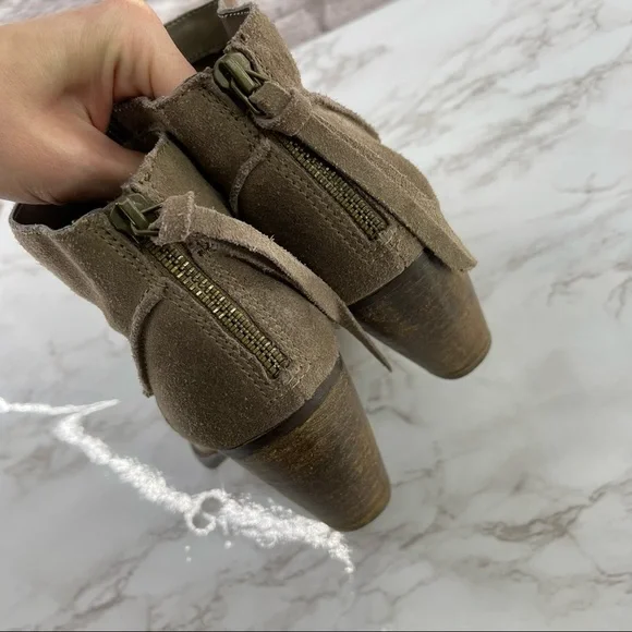 Steve Madden Suede Ankle Booties Zip Up Taupe Block Heel Size 7.5 - Picture 4 of 8